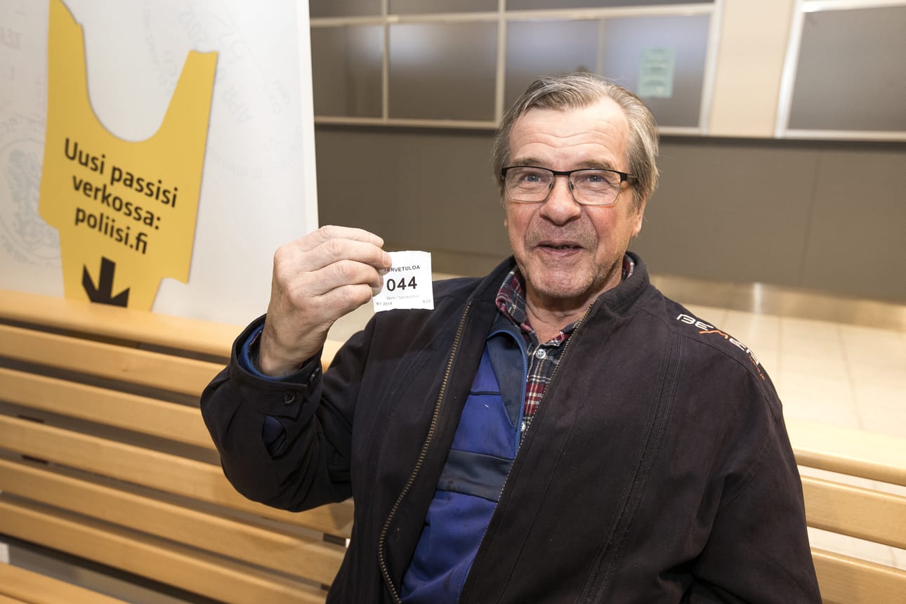 Esa Pyhälä sai ensin vuoronumeron 61, mutta sai sitten jonottamaan tympääntyneeltä numeron 44. Yhdentoista jälkeen hän oli jonottanut jo kaksi tuntia.