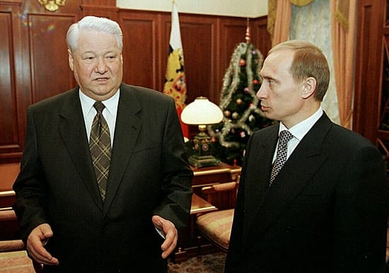 Boris Jeltsin tapasi Vladimir Putinin Kremlissä vuoden 1999 joulukuussa.