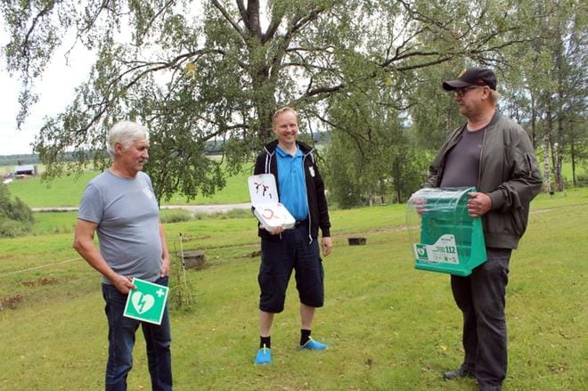 Kätkänjoen kyläyhdistys sai syntymäpäivälahjakseen sydäniskurin Terveyttä kyliin-hankkeesta. Sitä esittelevät Heikki Ylinen, Antti Takala ja Markku Ylinen. KUVAT:MINNA HIIRONEN
