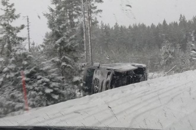 Koulubussi päätyi ojan puolelle väistäessään vastaantulijaa huonokuntoisella tiellä. KUVA: ANNE YLIPELKONEN