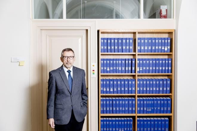 Oikeuskansleri Jaakko Jonkka on tyytyväinen, että pääsee eläkkeelle ennen sote-uudistusta. Hän toivoo, että se pystytään viemään kunniallisesti loppuun saakka. KUVA: Joel Maisalmi