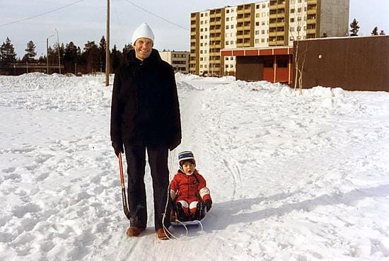 Vuonna 1986. Rajakylässä 20 vuotta asunut Olavi K. Fält on kuvassa 4-vuotiaan Karri-poikansa kanssa. Rajakylän yleisilme on vielä keskeneräinen ja taustalla näkyvä viipalekoulu kertoo alueen lapsiperheiden suuresta määrästä. Nykyisin viipalekoulua ei enää ole ja lapsiperheiden määrä on vähentynyt.