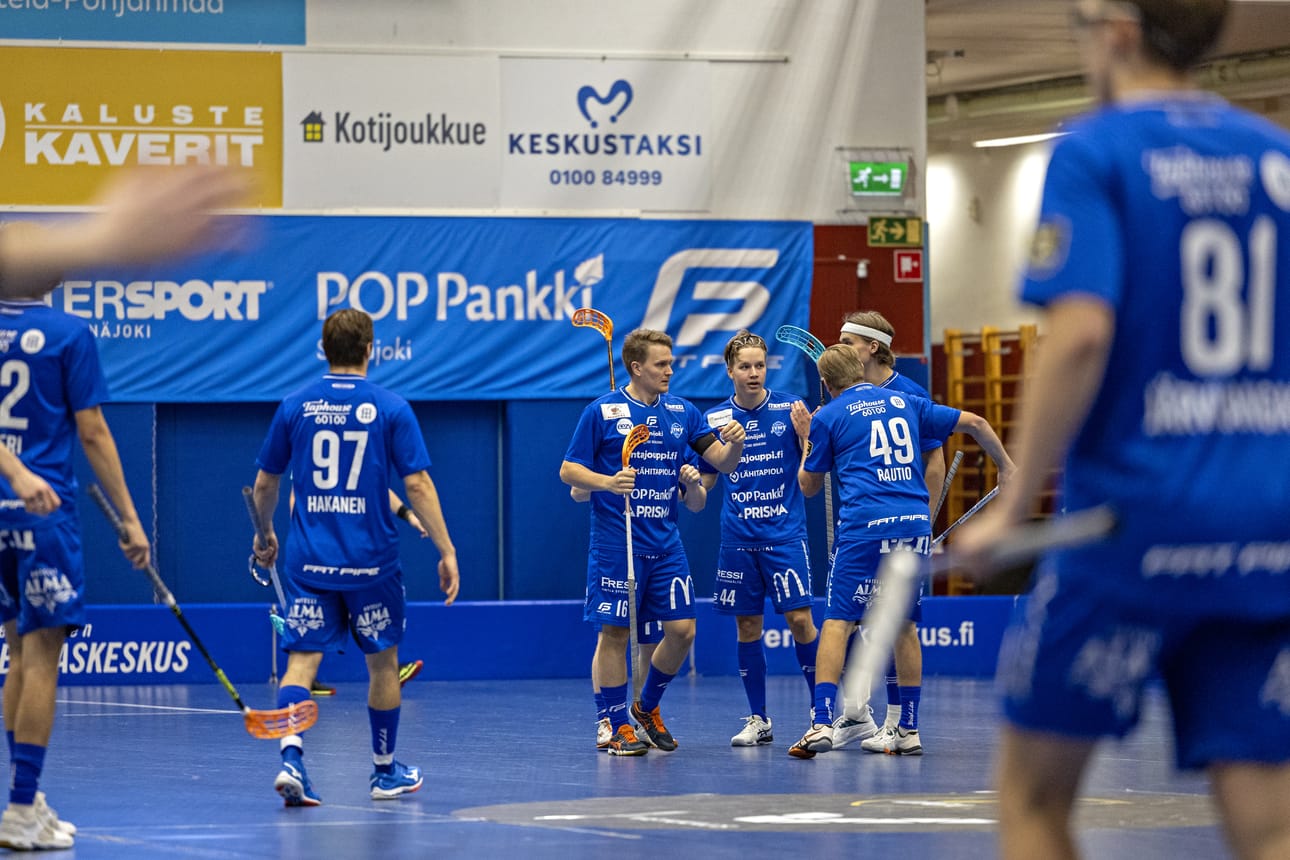 Nurmon Jymy juhli peräti tusinaa maalia salibandyn F-liigan ottelussa lauantaina FBC Turkua vastaan.