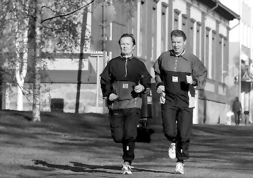 Miehestä mittaa. Lauri Lajunen (vas.) ja Kari Nenonen otavat mittaa miehistä ja maratonista.
