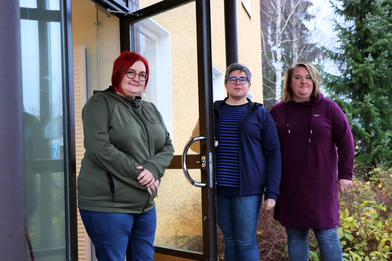 Hannele Niemelä, Outi Latva-Reinikka-Courela ja Minna Hankaniemi painottavat, että etsivän nuorisotyön pariin voi hakeutua hyvin matalalla kynnyksellä. Jurvalaiset voivat tulla tapaamaan työntekijöitä Kurikan nuorisotalo Kurnuun tai sopia tapaamisen vaikka kotinsa tai kouluun.