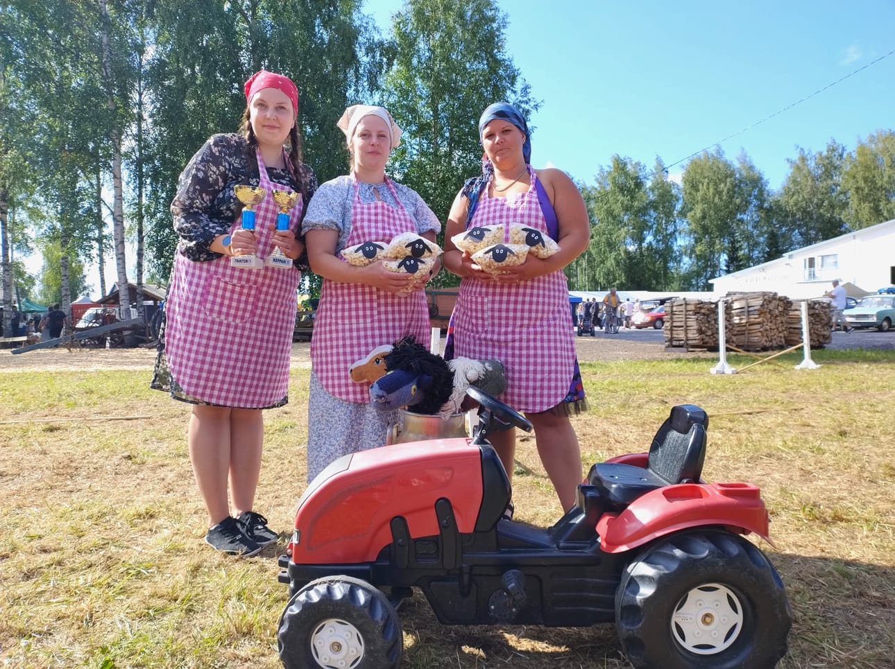 Kesällä Mll:n paikallisyhdistys oli tuttuun tapaan mukana Karijoen Rompetapahtumassa. Kuvassa hallituksen jäsenistä Heidi Lintula, Julia Kaskela ja Mira Luodetlahti.