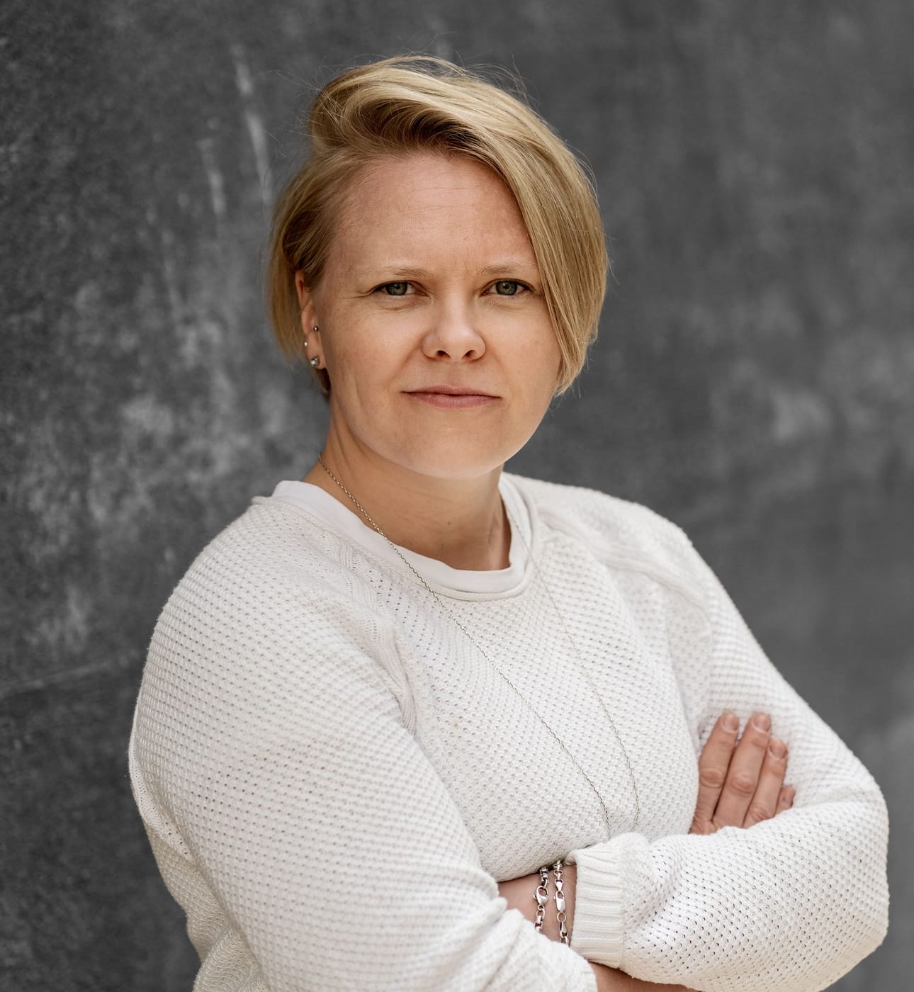 Anne Tastula vetää juhlafoorumin keskustelut.