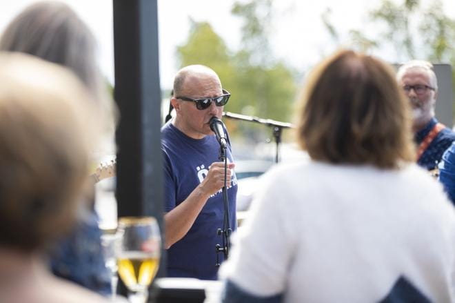 Perjantaina 60 vuotta täyttänyt Rannikko-Pohjanmaan yrittäjien toimitusjohtaja Hippi Hovi tunnetaan suositun Allan & The Astronauts -yhtyeensä basistina. Syntymäpäivänsä kunniaksi mies pani pystyyn kansanjuhlat, joissa kerättiin varoja Pohjanmaan syöpäyhdistykselle. KUVA: SAMI PELTONIEMI