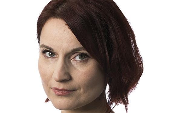 Pohjalaisen toimittaja Nadia Paavola. Esseekuva