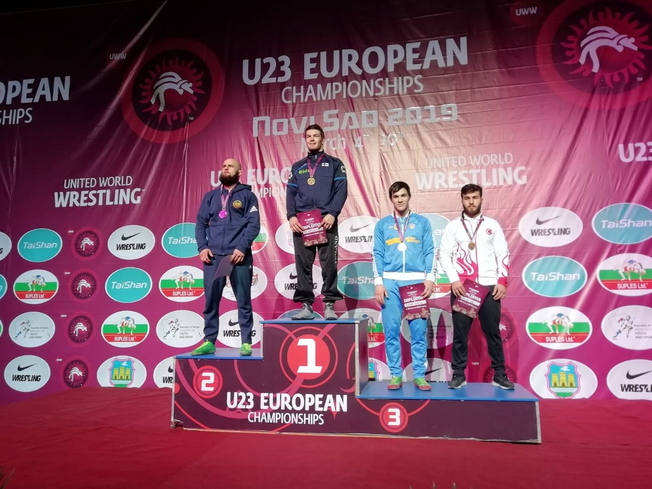 Arvi Savolainen (kesk.) paini EM-kultaa. Georgian Giorgi Melia (vas.) sai hopeaa. Pronssia nappasivat Ukrainan Vladen Kozljak ja Turkin Ibrahim Tigci.
