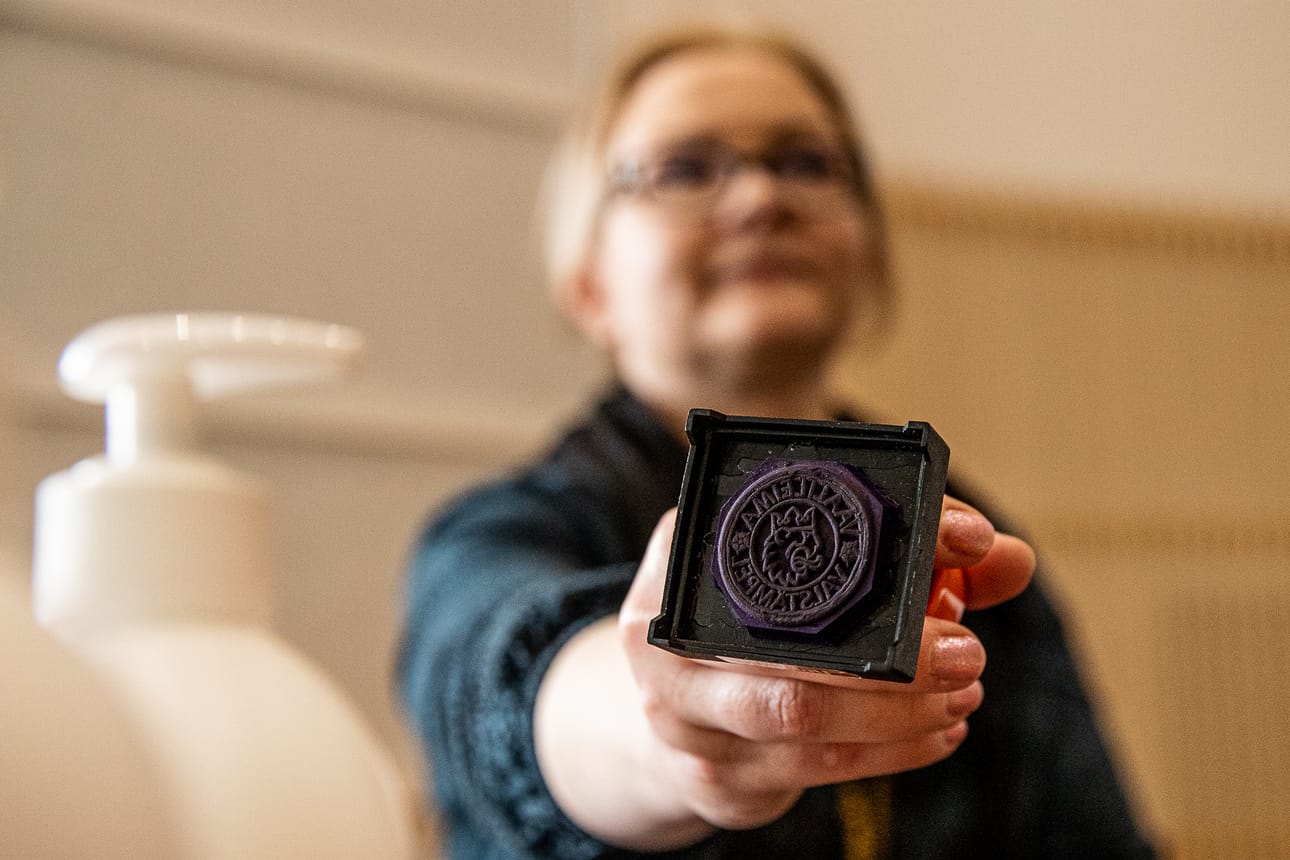 Kuusamolaisella Pia Koramolla on vaalileima ja käsidesit valmiina keskiviikkona käynnistyvää eduskuntavaalien ennakkoäänestystä varten. Kuusamossa pääsee äänestämään ennakkoon esimerkiksi Kuusamotalolla.