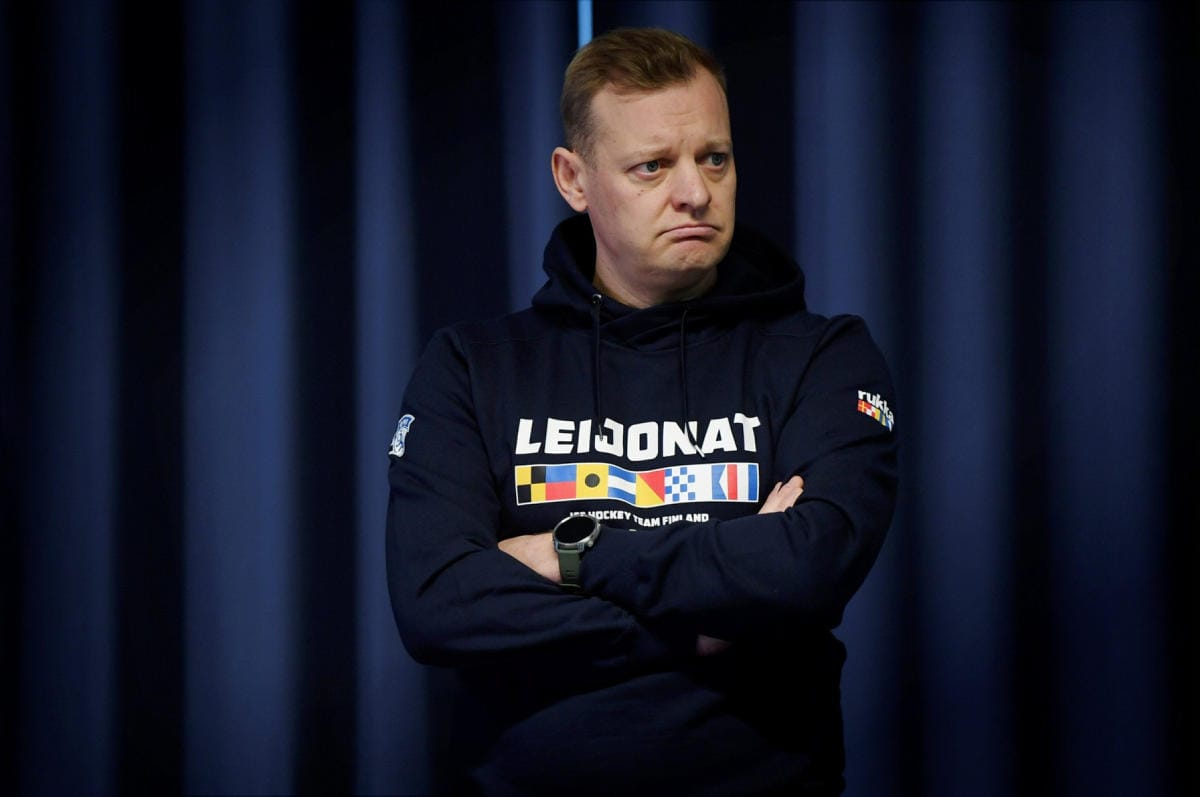 Suomen GM Kimmo Oikarinen ei tehnyt lentoa odotellessa havaintoja Venäjän ja Tshekin MM-joukkueiden käytöksestä, sillä joukkueet olivat eri puolella lentokenttää kuin Leijonat. Kuva marraskuulta. LEHTIKUVA / ANTTI AIMO-KOIVISTO