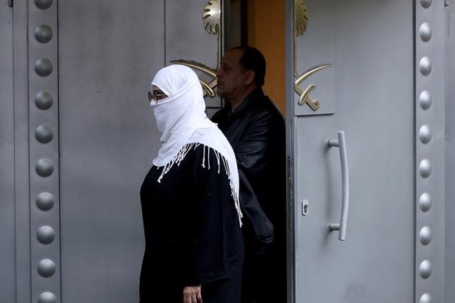 Nainen seisoi Saudi-Arabian Istanbulin-konsulaatin oven edessä maanantaina. Saudijournalisti Jamal Khashoggi meni samasta ovesta sisään 2. lokakuuta eikä koskaan tullut ulos elävänä. KUVA: EPA/ERDEM SAHIN