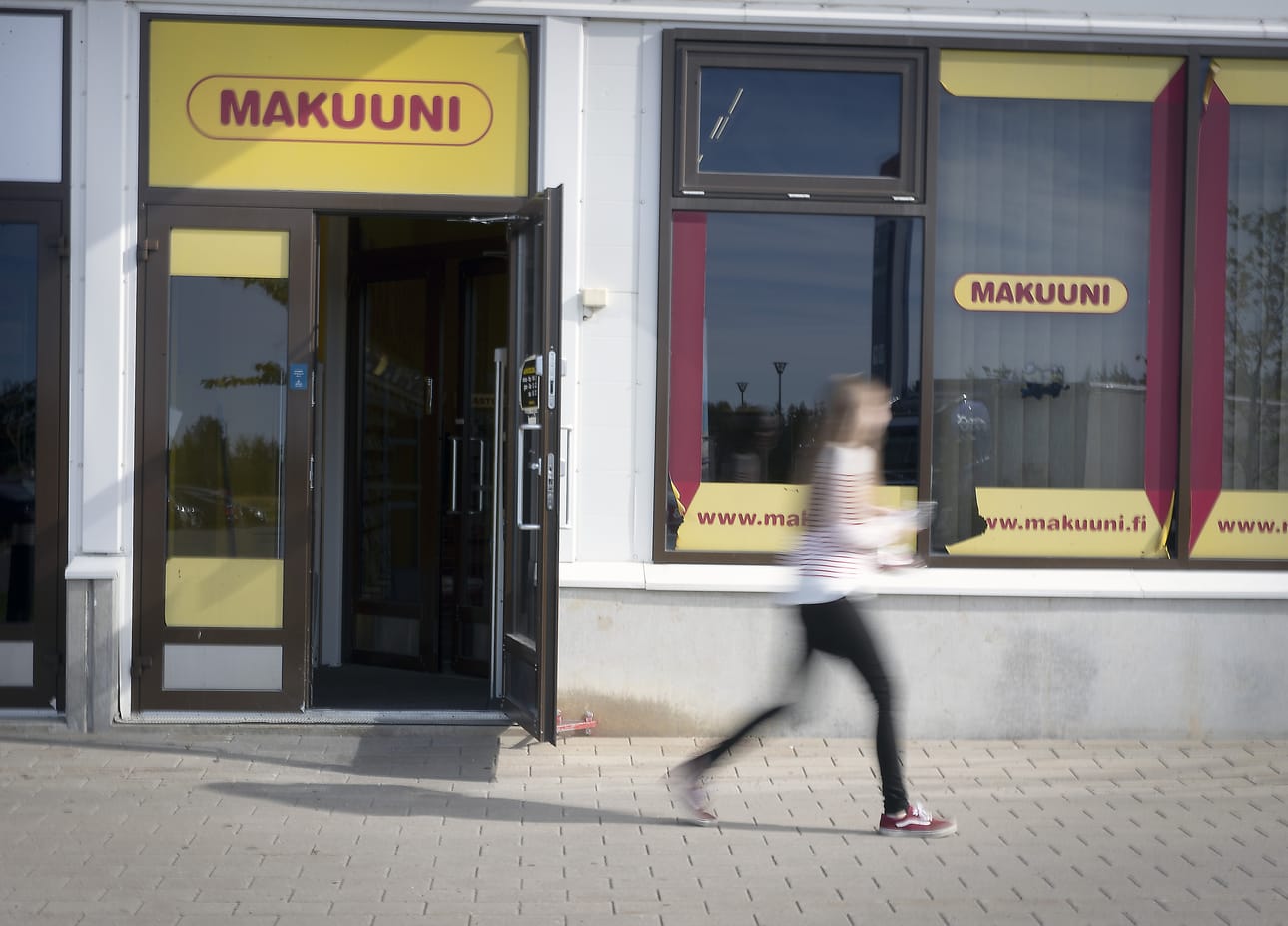 Makeisten ja videoiden loppuunmyynti käynnistyi perjantaina Oulunkin Makuuneissa.