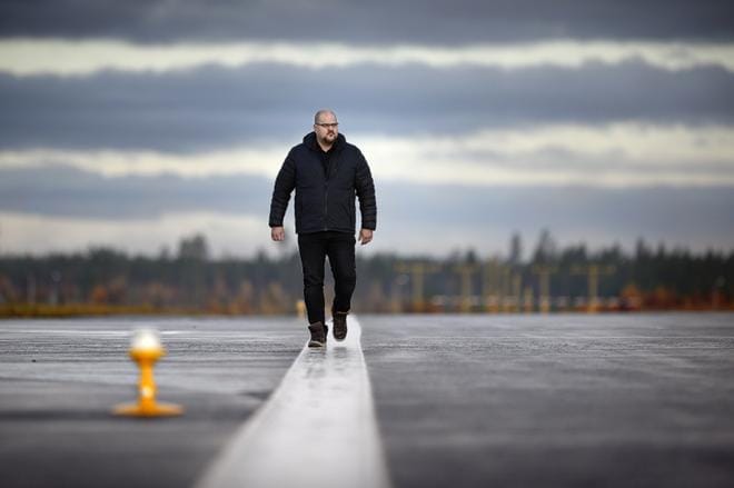 Teemu Majasaari kulkee kiitotietä, jonka viimeiset maksut lankeavat vuonna 2023. Kunnossapitohallia maksetaan vielä vuonna 2026. Sitten noin 23 miljoonan investoinnit on maksettu, eikä raha ole mennyt hukkaan. KUVA: TOMI KOSONEN