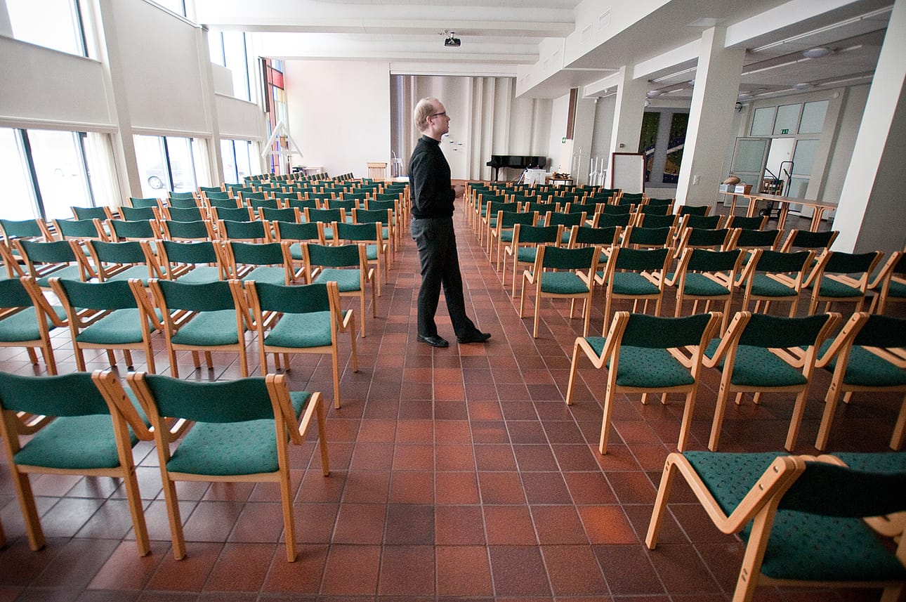 Kuusamon seurakuntatalon iso sali muuttuu kirkkosaliksi sunnuntain jumalanpalvelukseen mennessä. Kappalainen Matti Jurvelin laski, että salista löytyy 140-160 istumapaikkaa riippuen siitä onko kuoro paikalla.