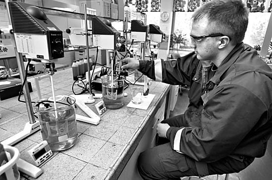 Puhtaampaa vettä. Markus Kvist teki syyskuussa vedenpuhdistuskokeita Kemiran Oulun tutkimuskeskuksessa.