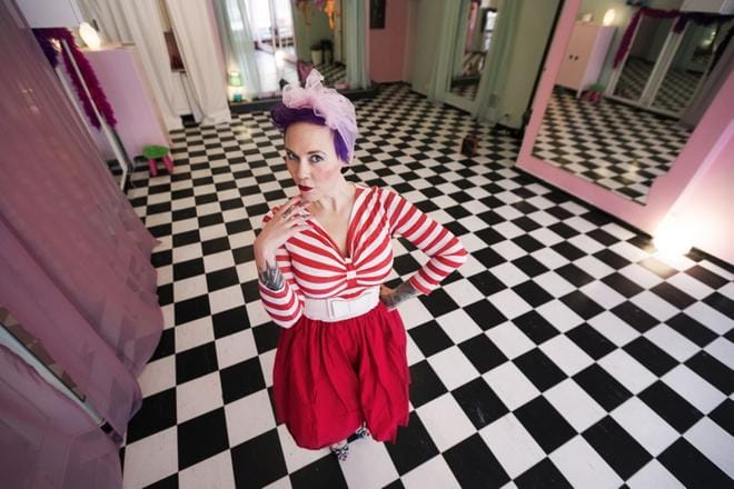 Tanssija, yrittäjä Tanja Karppi teki burleskista Vaasassa tunnetun. Viiden lapsen äiti pyörittää yritystään Raastuvankadulla. Näyteikkunoista saa katsoa sisään. KUVA: JARNO PELLINEN