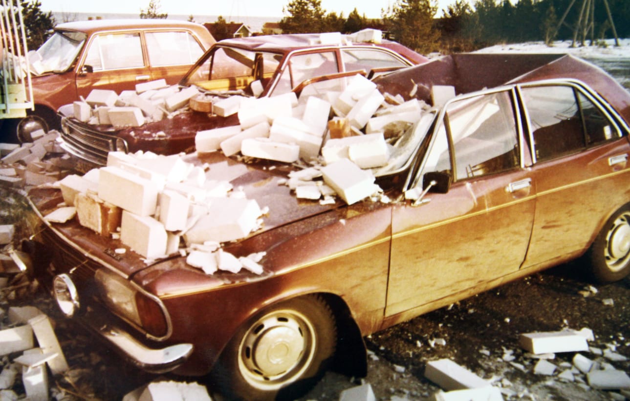 Nämä autot tuhoutuivat myrskyn seurauksena Hailuodon Marjaniemessä.