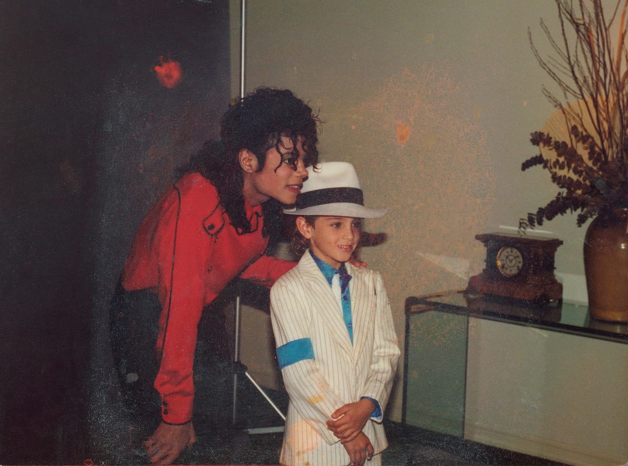 Wade Robson oli Australian seitsemänvuotias "Little Michael", kun Michael Jackson otti hänet 1990-luvun alkupuolella hoiviinsa. Pojan perhe oli supertähden huomiosta yksinomaan innostunut ja imarreltu.