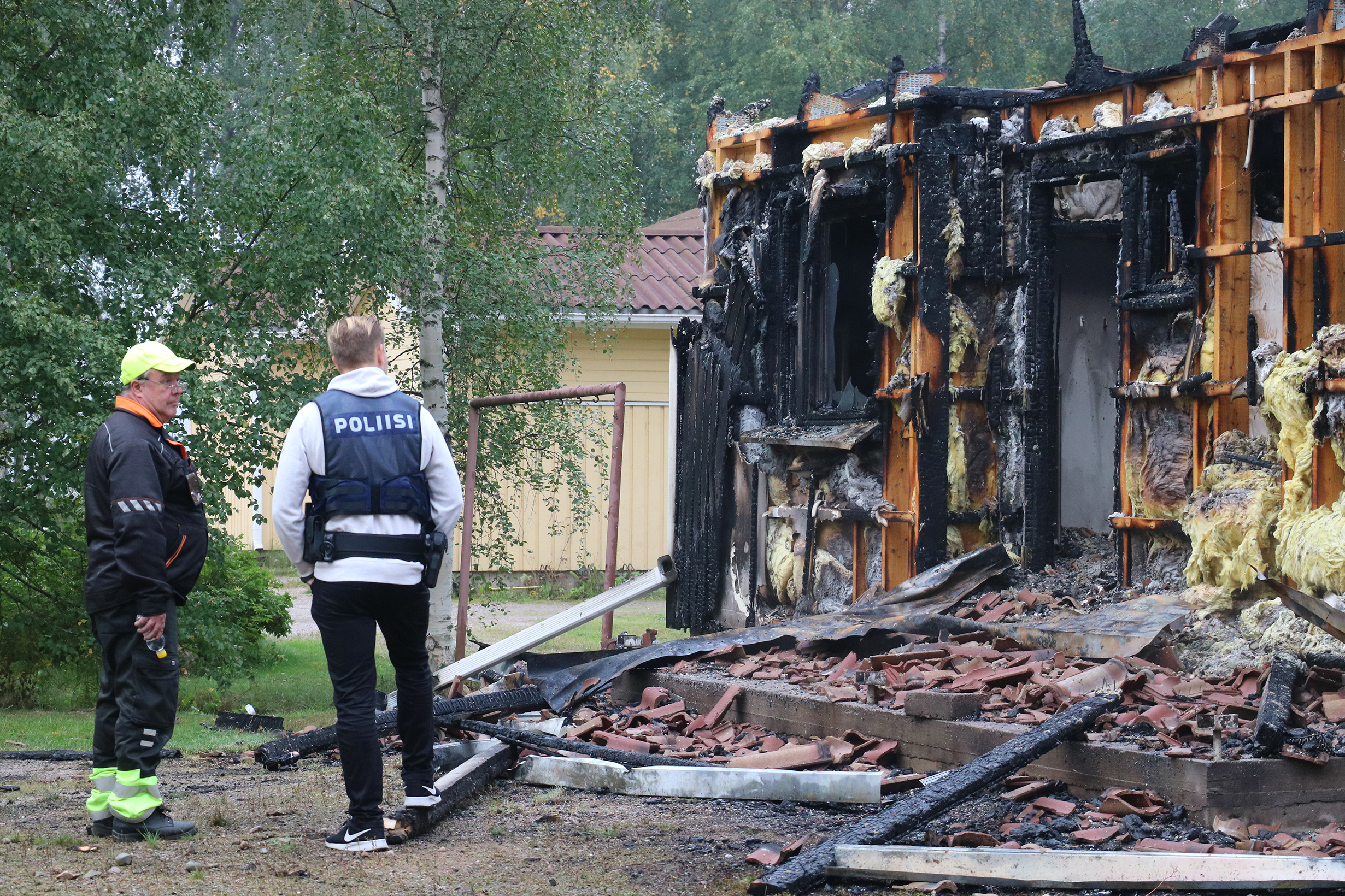 Poliisit etsivät johtolankoja kiinteistönhoitajan kanssa. Lisätutkijoita odotetaan palopaikalle sunnuntaina päivällä.