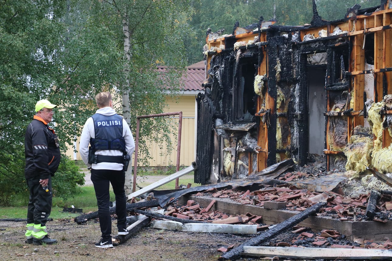 Poliisit etsivät johtolankoja kiinteistönhoitajan kanssa. Lisätutkijoita odotetaan palopaikalle sunnuntaina päivällä.