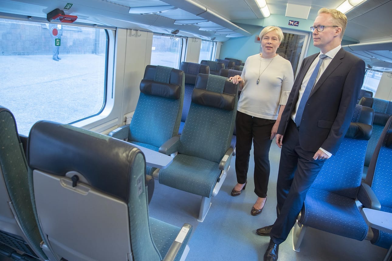 Tilattavat kaksikerrosvaunut ovat perusrakenteeltaan samaa tyyppiä kuin kuvassa näkyvä vuonna 1999 valmistunut vaunu. Esimerkiksi penkin väri voi vaihtua, kertovat matkustajaliikenteen johtaja Maisa Romanainen ja toimitusjohtaja Rolf Jansson.