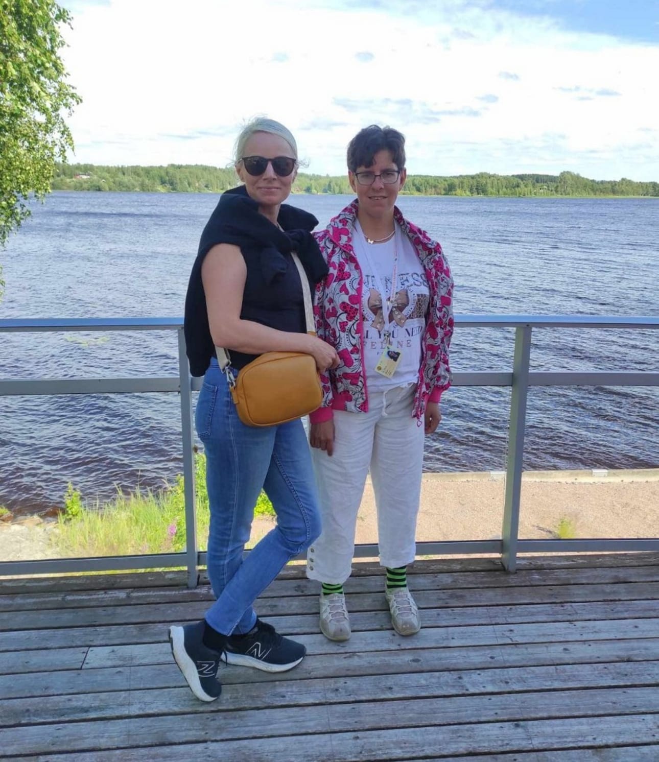 Ann-Mariia Itämäki ja Miina Korpilähde ovat vaasalainen ystäväpari Ystäväkortti-toiminnan kautta. Viime kesän reissulla he kävivät ihailemassa Lappajärven maisemia kesäteatterin jälkeen.