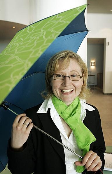 EU-puheenjohtajuussihteeristön Hanna Gorschelnik esitteli EU-vieraille tarkoitettua sateenvarjoa ja huivia.