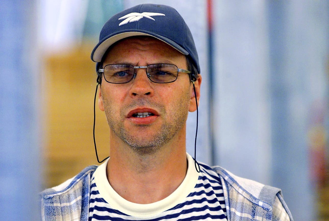 Kari Hakala ohjaamassa Laiva Toivoa kesällä 2001.