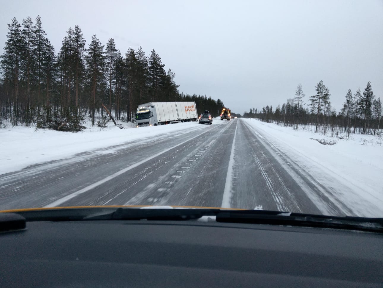 Vaalassa yhdistelmärekka suistui tieltä ja nostotöitä tehtiin perjantaina aikana.