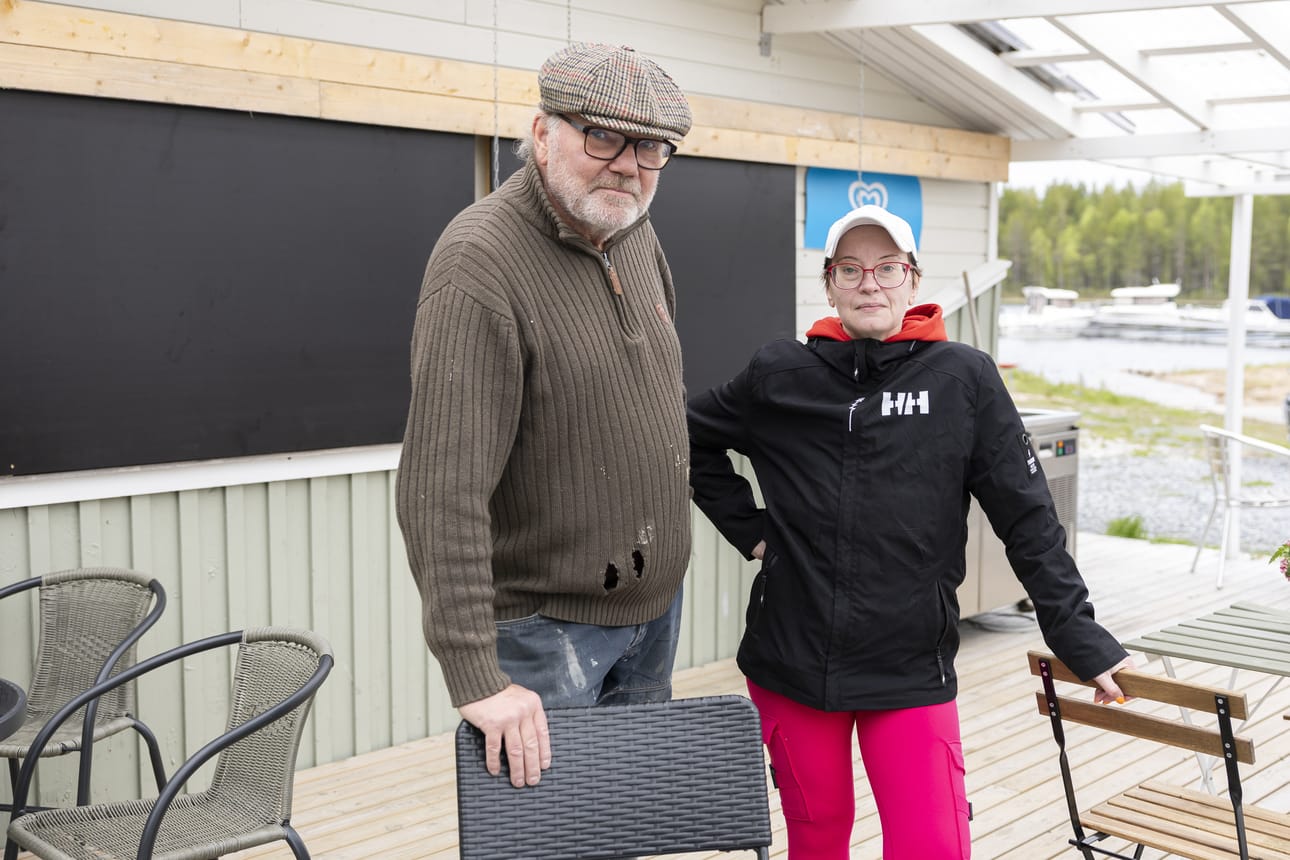 Mourusalmen kesäkahvilaa veljensä kanssa viimeiset kolme kesää pyörittänyt Jyrki Peltola (vas.) oli tiistaina auttamassa paikan uutta yrittäjää Katja Laaksosta kahvilan käyttöönotossa.