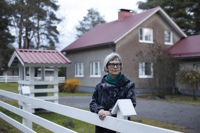 Seija Routimo viettää eläkepäiviään Helvi-äitinsä rakennuttamassa talossa Harjavallassa. Leski ja lapset saivat taloa varten rintamamiestontin. KUVA: Heikki Westergård
