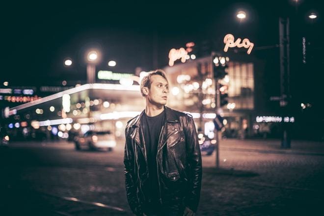 Topi Latukka vaihtaa soolourallaan laulukielen lisäksi myös tyylilajia. Softengine-yhtyeen suureen pop-rock-soundin sijaan Latukan ensisingle Pehmeitä pintoi on vähäeleinen moderni pop-kappale. – Musiikki tulee tästä vielä posahtamaan isommin. Puretaan kaavaa isolla jännitteellä, artisti lupaa.