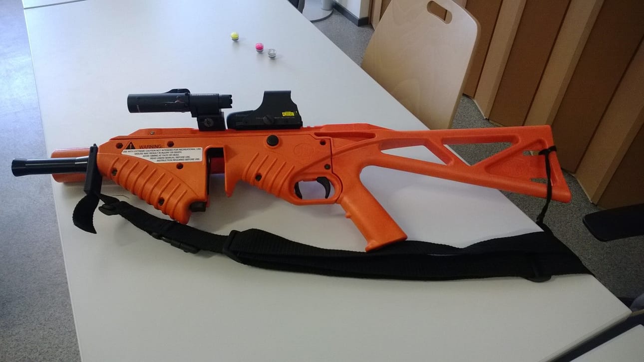 Projektiililaukaisin muistuttaa ulkoisesti värikuula-asetta.