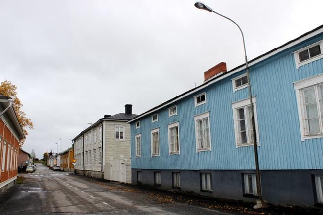 Sininen puutalo häviää Kristiinan ydinkeskustan katukuvasta, jos kaavaluonnos hyväksytään. Ehdotus kaavasta tulee näytille vielä toistamiseen. KUVA: LOTTA KALLIO