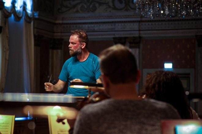 Vaasan kaupunginorkesterin ylikapellimestari Tomas Djupsjöbacka johti Viljo ja Maire Vuorion säätiön konsertin. Arkistokuva.