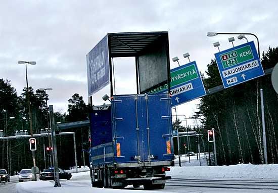 Rekka jäi jumiin liikennemerkkiportaaliin Kemintiellä.