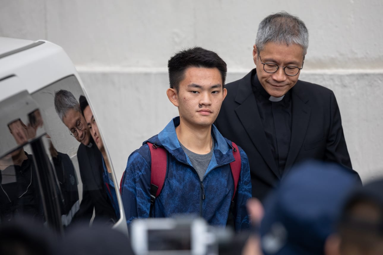 Naisystävänsä murhan tunnustanut Chan Tong-kai (vas.) on kärsinyt rahanpesusta saamansa tuomion ja asteli ulos vankilasta Hongkongissa viime keskiviikkona. Vierellä oli anglikaanipastori Peter Koon.