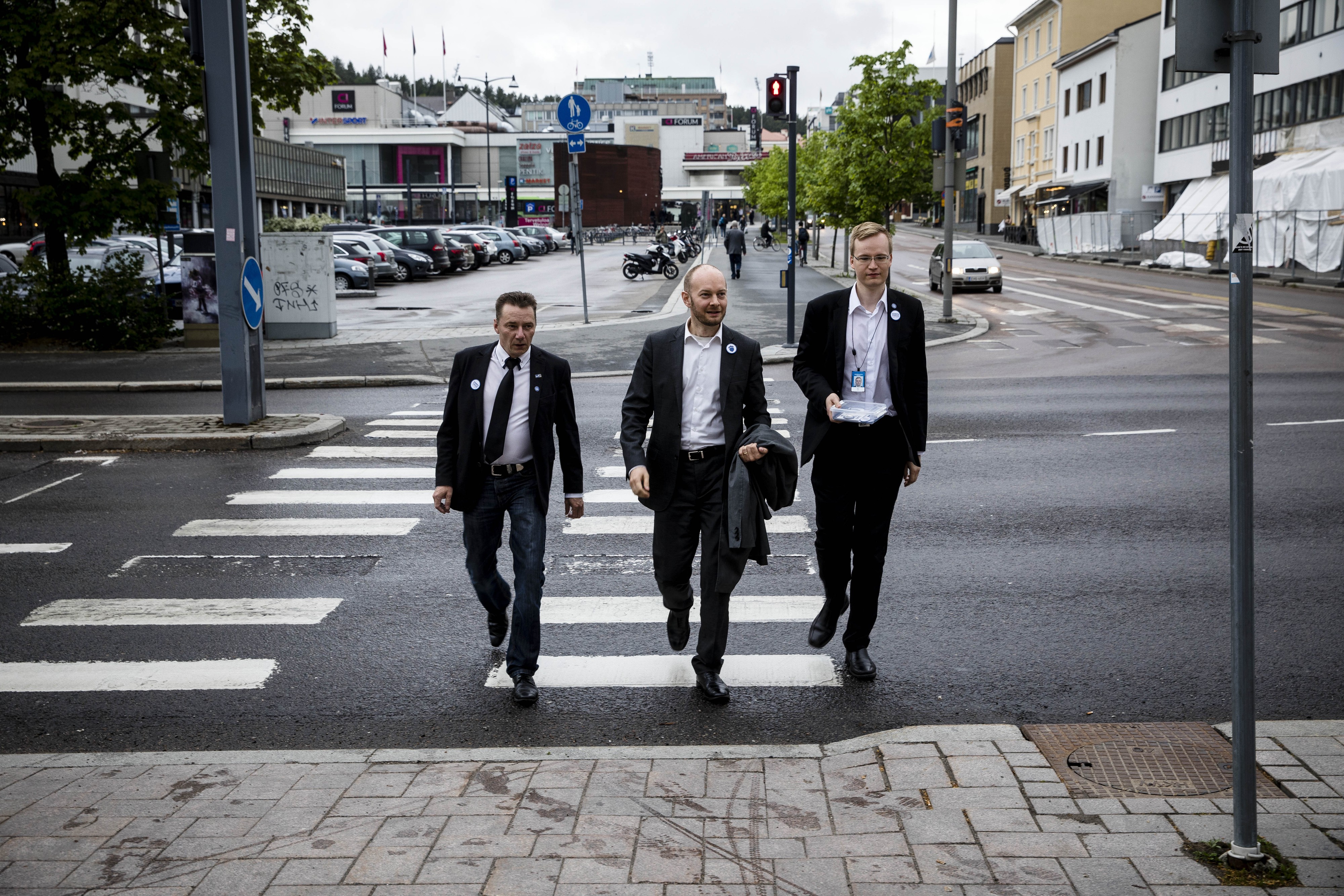 Sampo Terho saapui illanviettoon yhdessä Punkalaitumen kunnanhallituksen puheenjohtajan Ari Prihtin (vas.) ja erityisavustajansa Toni Ahvan kanssa.