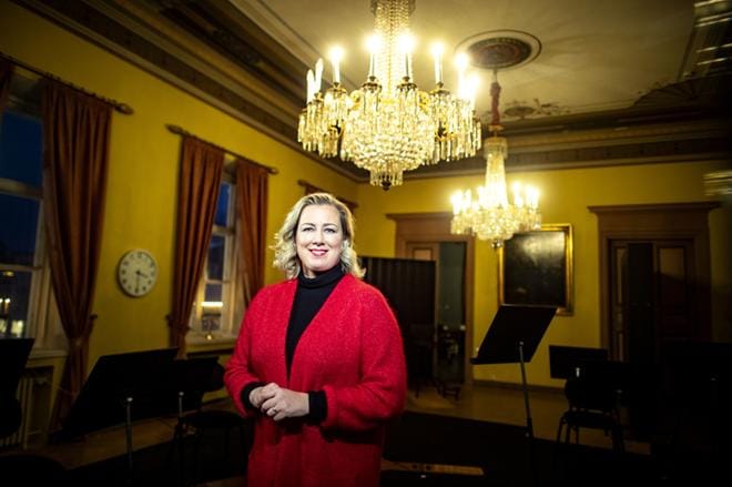 EU:n kansainvälisistä kumppanuuksista vastaava komissaari Jutta Urpilainen uskoo koronarokotuksien tuovan alkaneeseen vuoteen valoa kuin konsanaan Kokkolan Raatihuoneen kattokruunu. KUVA: Jukka Lehojärvi