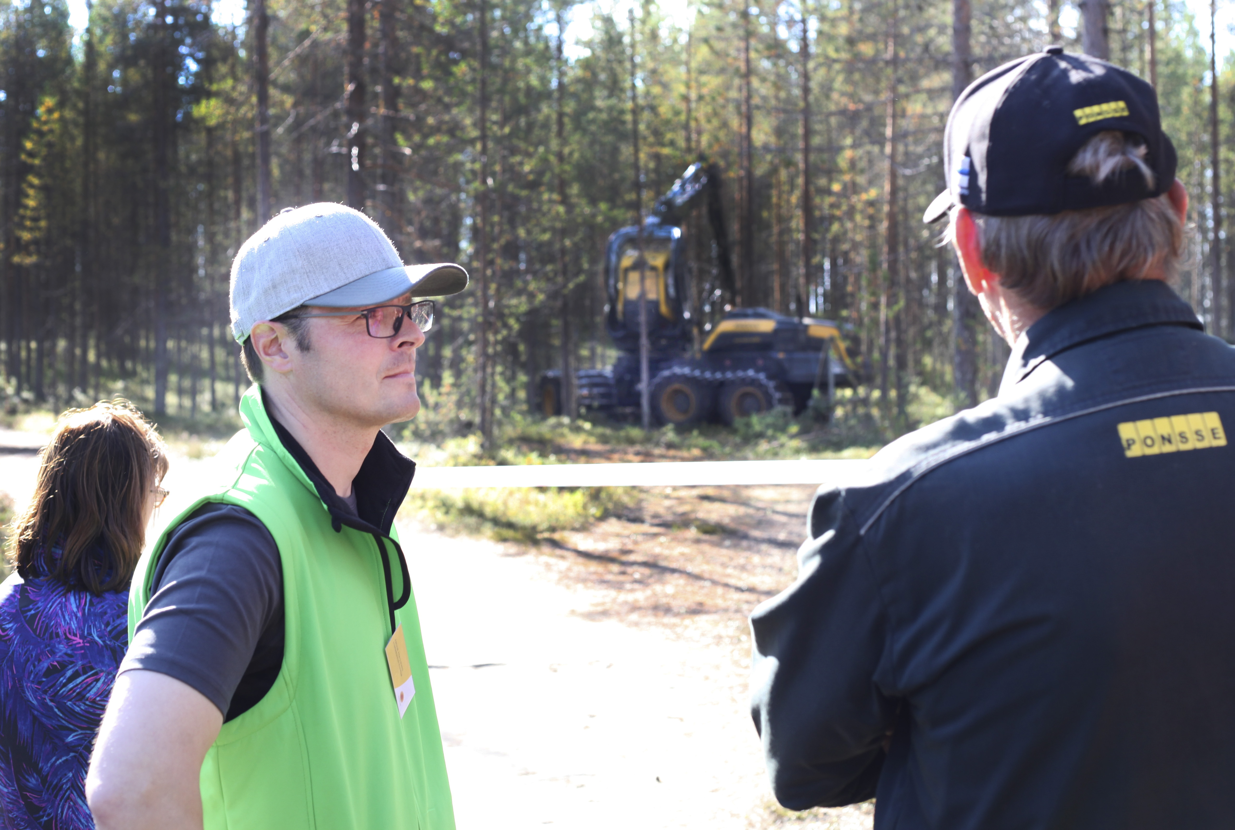 Stora Enson metsäasisantuntija Janne Harjukelo esittele Oivangissa metsänomistajille erilaisia metsänhoitomahdollisuuksia.