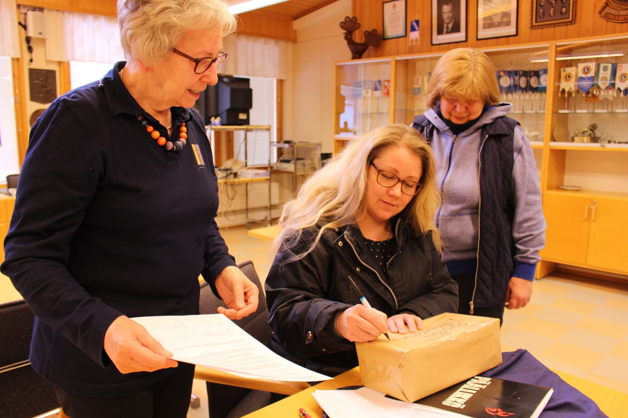 Kestilän puisto-hanke etenee. Kestilän kotitalousseuran vetämän hankkeen edustajina Tuula Piirainen, Minna Kilpelänaho ja Pirjo Hyvärinen hoksauttavat, että varainkeruu alkaa ja puistonnimikilpailu on käynnissä. Minna kirjoitti saatetekstit laatikkoon, johon nimiehdotuksia kerätään kirjastolla 8.5. saakka.