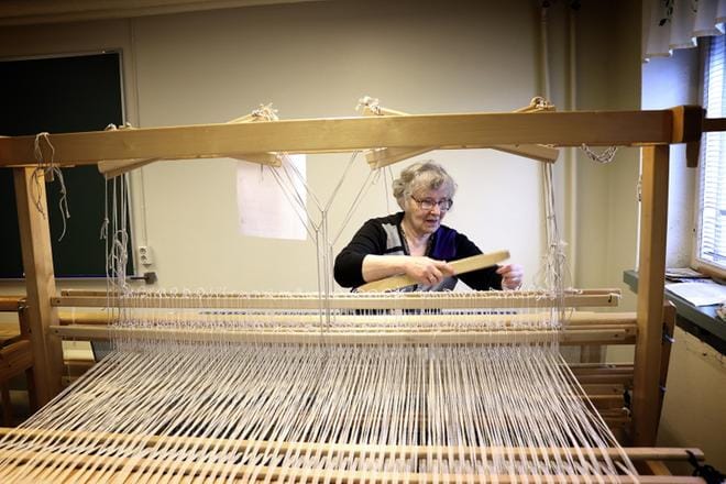 Tuulikki Peltola oli makasiinissa näyttämässä, kuinka shaali oikein syntyy kangaspuilla. Kuva: Johanna Kataja