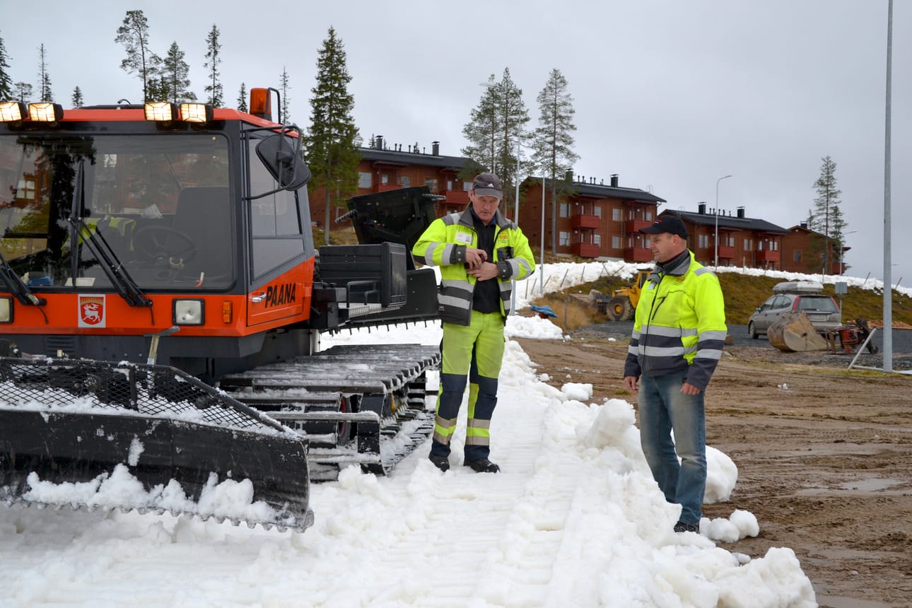 Tampparin kuljettaja Jaakko Määttä (vas.) ja työnjohtaja Viljo Lohilahti ensilumen ladun työmaalla Rukalla torstaina.