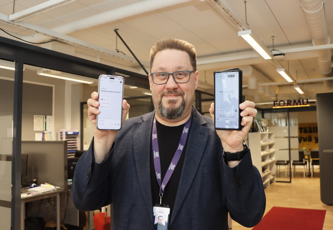 Timo Nevalan kännyköissä on auki tekoälysovellukset eri kielillä.