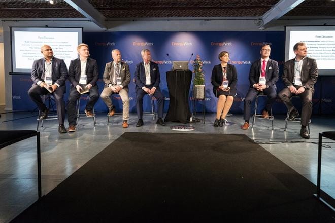 Paikalla olivat Danfossin johtaja Kubal Chandrashekhar, Demosin konsultti Jussi Laine, Wasalinen toimitusjohtaja Peter Ståhlberg, Royal Caribbean Cruisesin uusrakentamisen johtaja Juhani Pitkänen, yliopistolta johtaja Heidi Kuusniemi, liiketoimintajohtaja Hans-Alexander Öst Vaasan sähköstä ja Wärtsilän meriteollisuuden johtaja Roger Holm. KUVA: JARNO PELLINEN