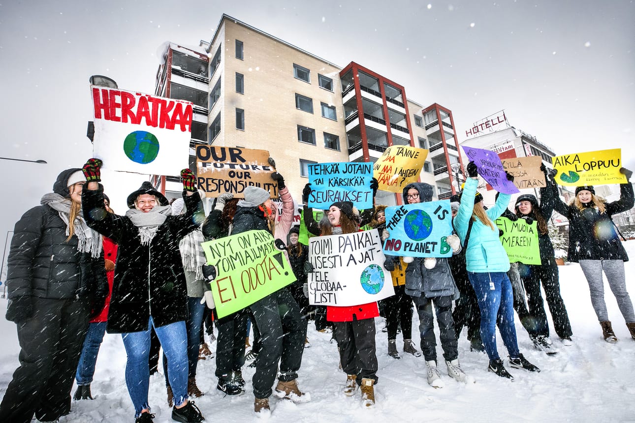Kemin Syväkankaan koulun oppilaat osoittivat mieltään paremman ilmastopolitiikan puolesta.
