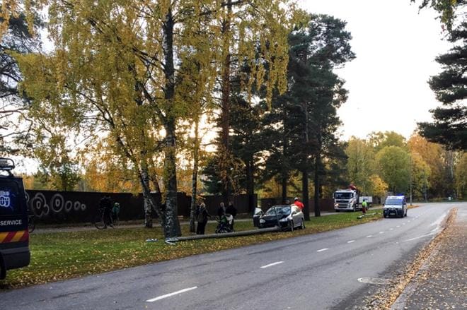Henkilöauto ajoi päin lyhtypylvästä Vaasassa Ravikadulla viiden aikoihin maanantai-iltapäivällä. Poliisi tutkii ajoa. Kuva: Jaana Mattila