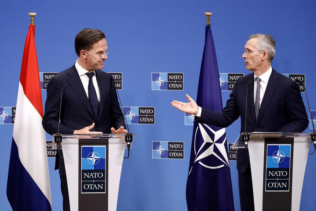 Mark Rutte (vas.) on Naton uusi pääsihteeri. Hänen edeltäjänsä oli Jens Stoltenberg (oik.). LEHTIKUVA/AFP